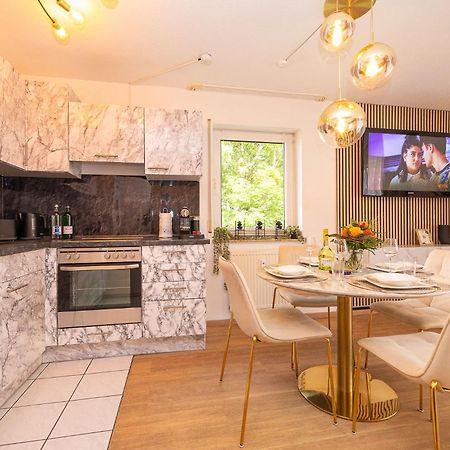 Luxx Home Bc, Zentral - Fuer 4 Personen - Balkon - Parken - Voll Ausgestattete Kueche Biberach an der Riss Exterior photo