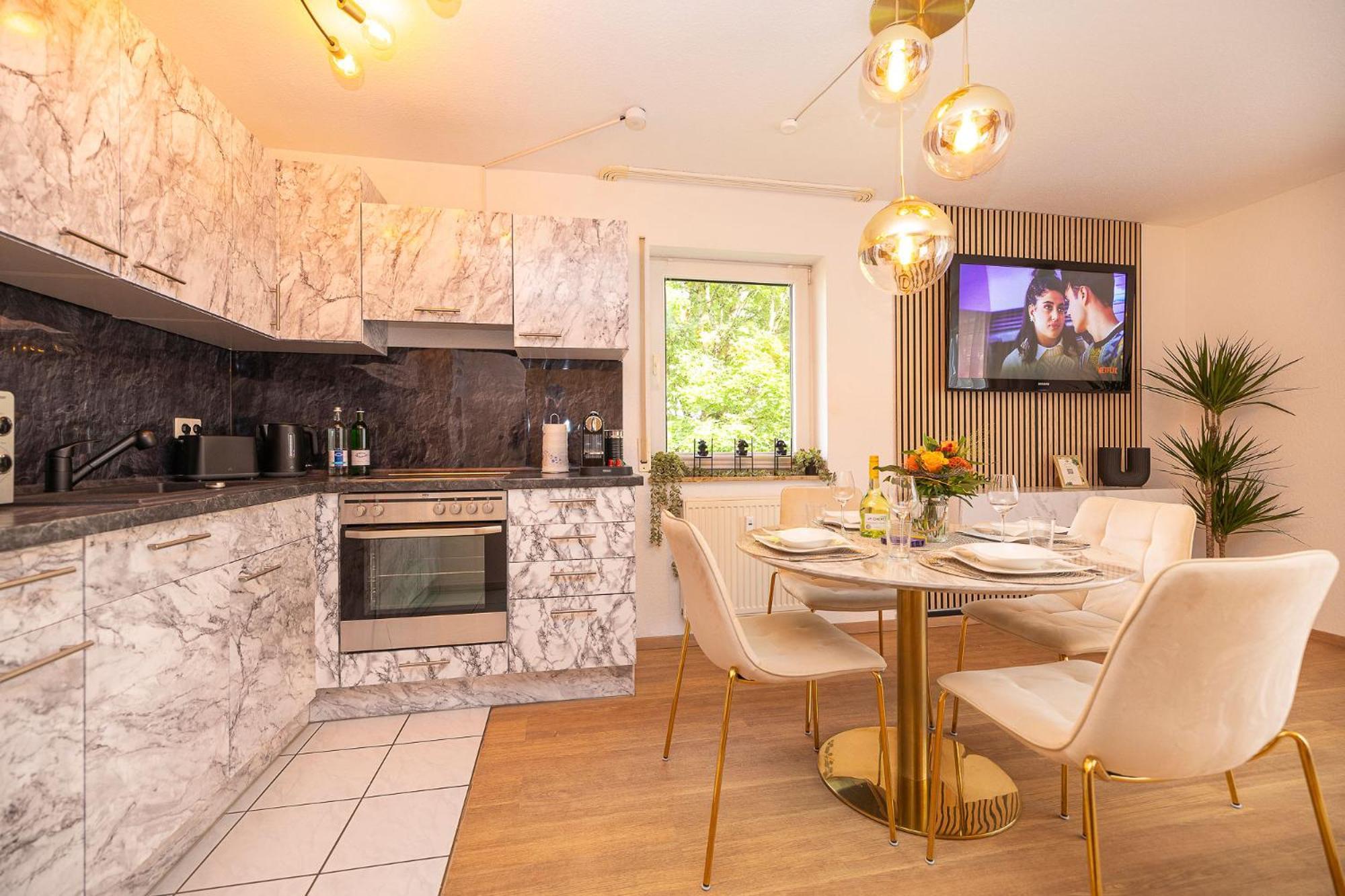 Luxx Home Bc, Zentral - Fuer 4 Personen - Balkon - Parken - Voll Ausgestattete Kueche Biberach an der Riss Exterior photo