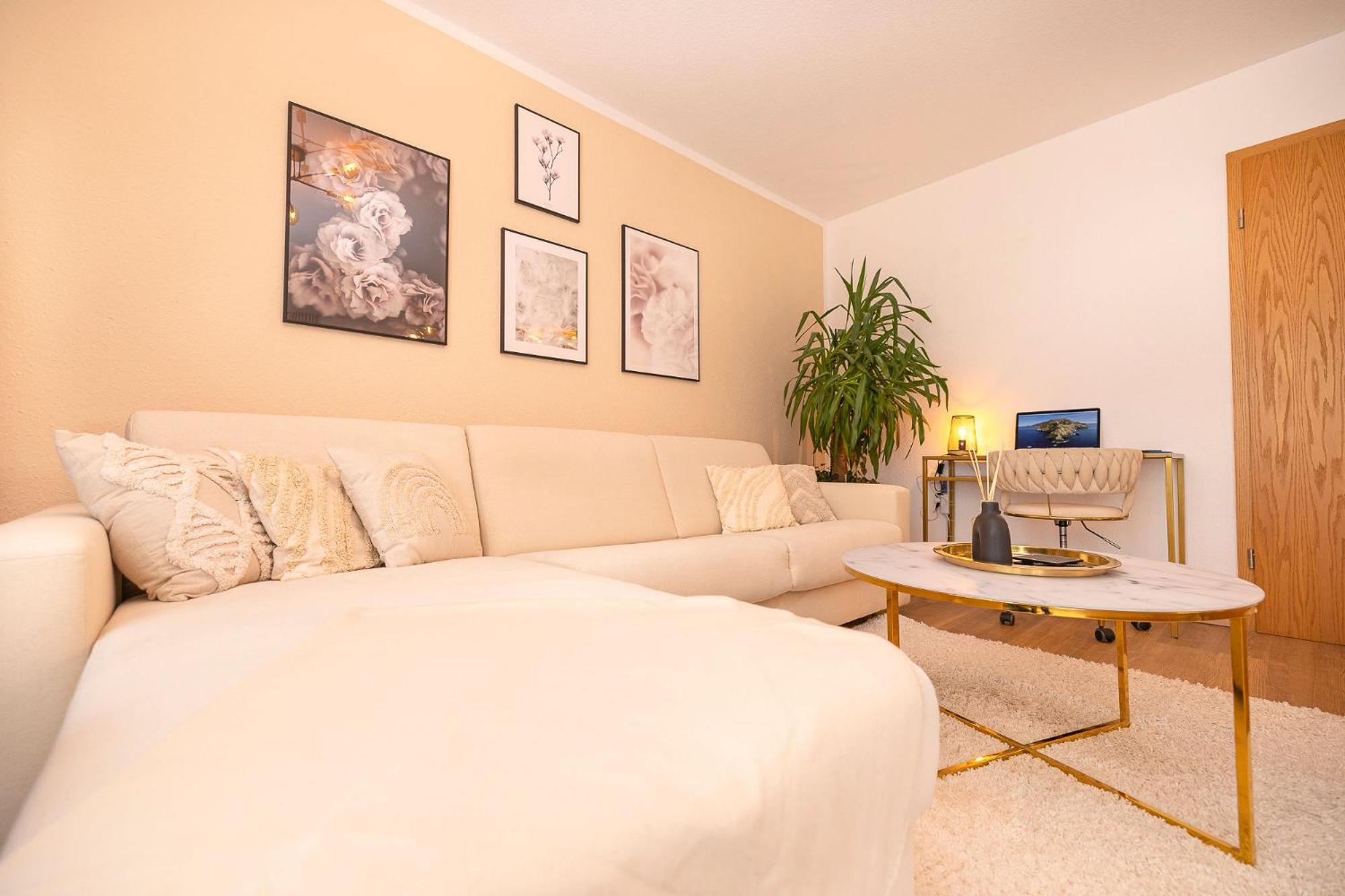 Luxx Home Bc, Zentral - Fuer 4 Personen - Balkon - Parken - Voll Ausgestattete Kueche Biberach an der Riss Exterior photo