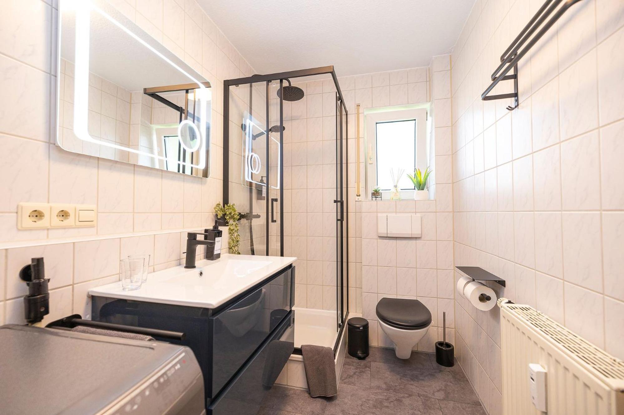 Luxx Home Bc, Zentral - Fuer 4 Personen - Balkon - Parken - Voll Ausgestattete Kueche Biberach an der Riss Exterior photo